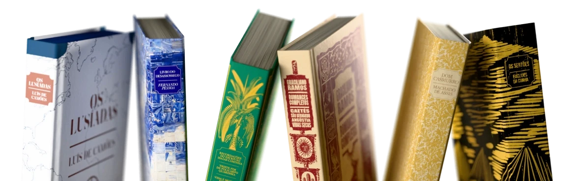 Estante com edições do Clube de Literatura Clássica