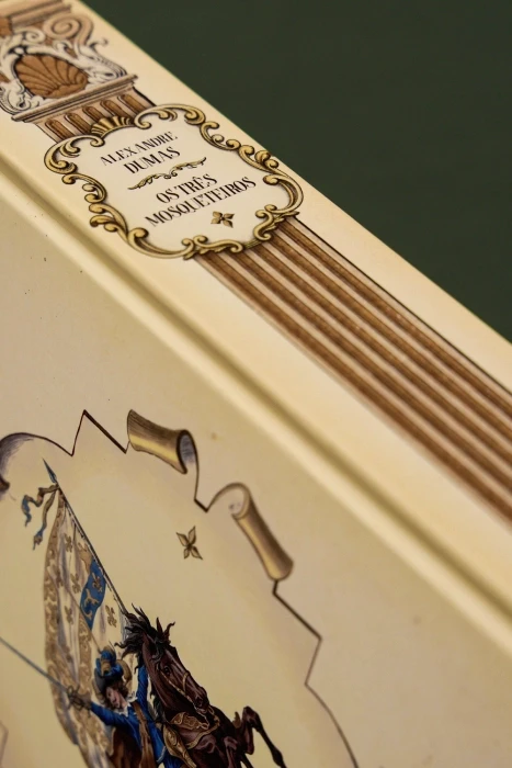 Detalhe da lombada da edição, com o nome de Alexandre Dumas e o título em cartela dourada