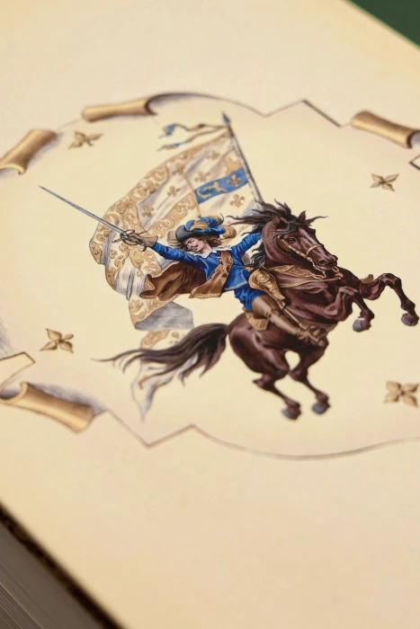 Detalhe da capa ilustrada, com um mosqueteiro a cavalo empunhando espada e estandarte